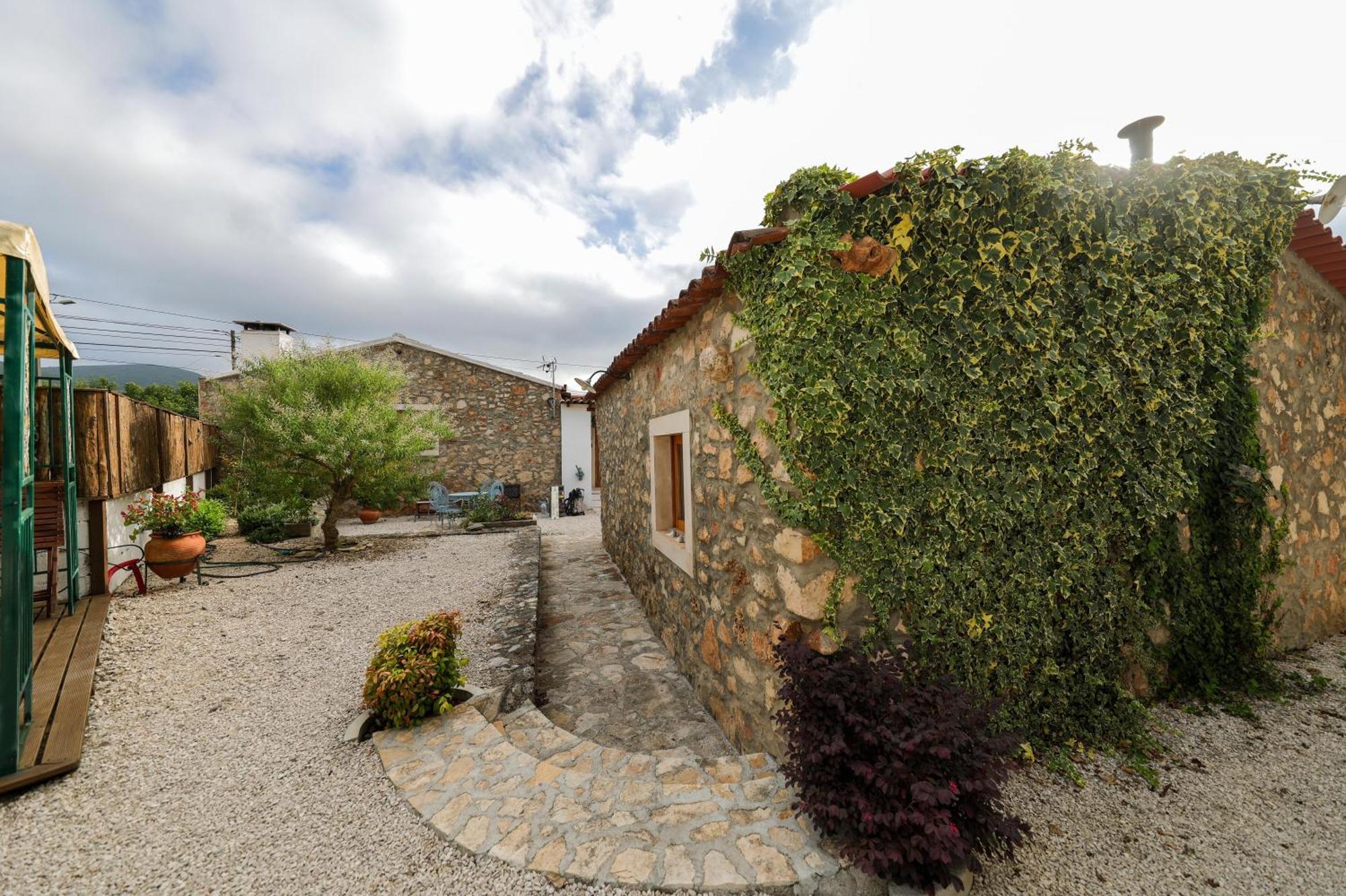 Renovated Wine Press House - With Pool * Porto de Mos (Leiria)
